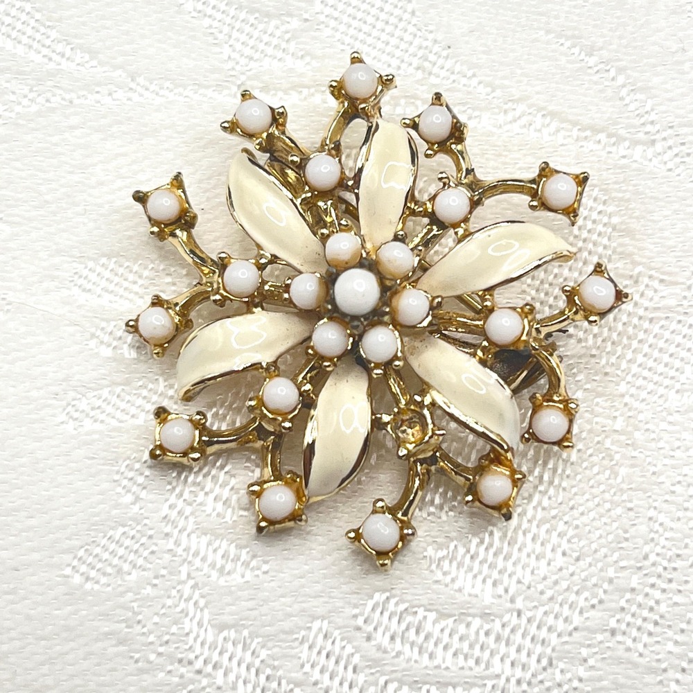Vintage Mid-Century CORO Gold Tone Flower Pin w/ White Seed Beads &‎ Enamel
